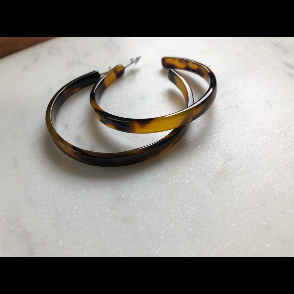 The Classic Tortoise Resin Hoop - Picture 4 of 4